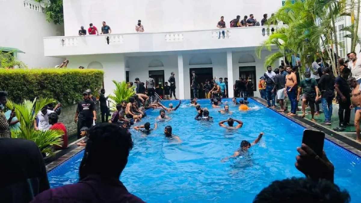 प्रदर्शनकारी श्रीलंका के राष्ट्रपति भवन में घुसे